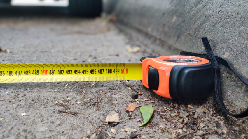 Рулетка с отметкой 500 см при замере ширины проезжей части