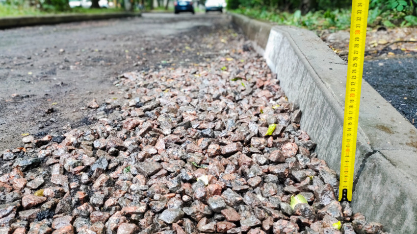 Замер высоты бордюра при ремонте дворовой территории