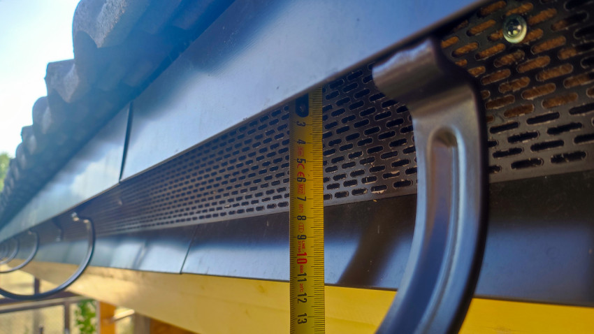 Замер высоты вентиляционной панели под крышей