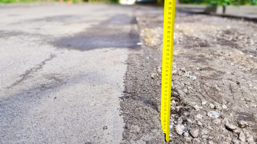 Замер высоты среза асфальта в жилом дворе