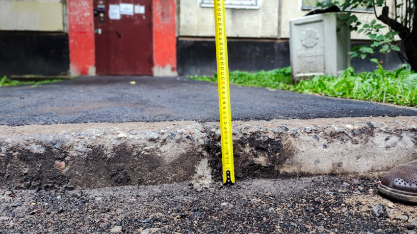 Измерение высоты бордюра крупным планом