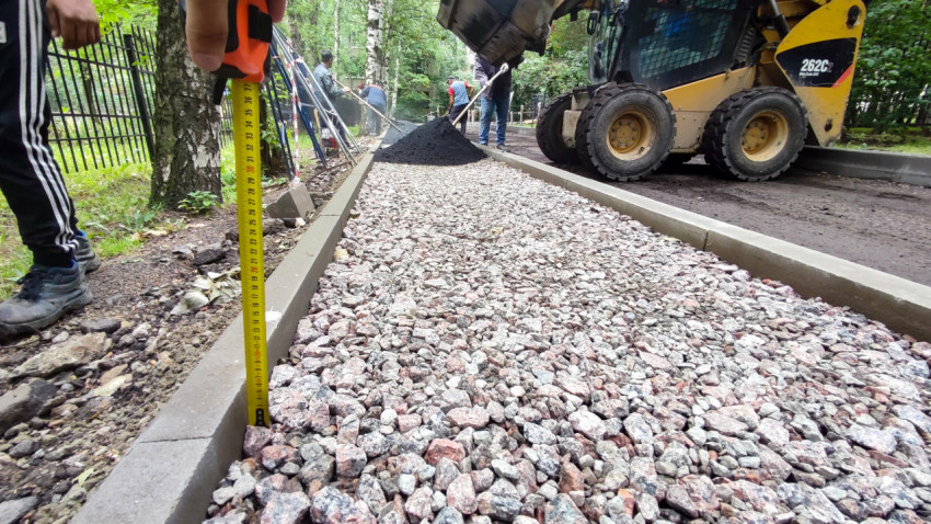Измерение высоты щебёночного основания при укладке покрытия