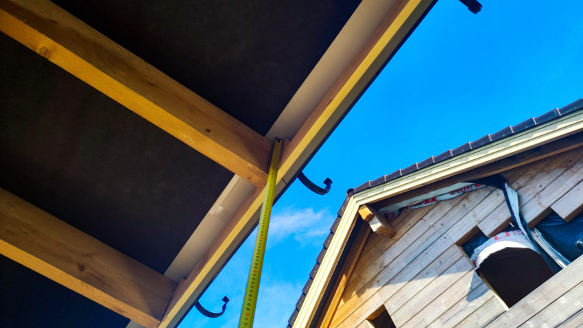 Монтаж водосточной системы на деревянной крыше с замерами