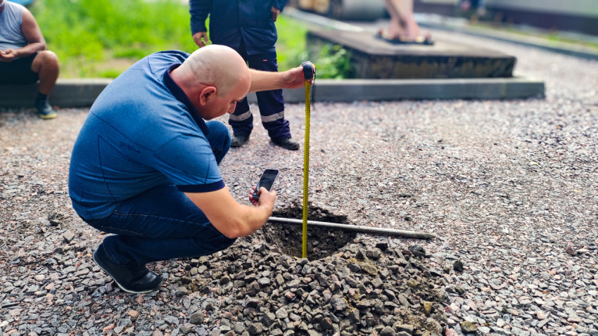 Замер глубины щебёночного основания с фиксацией на смартфон