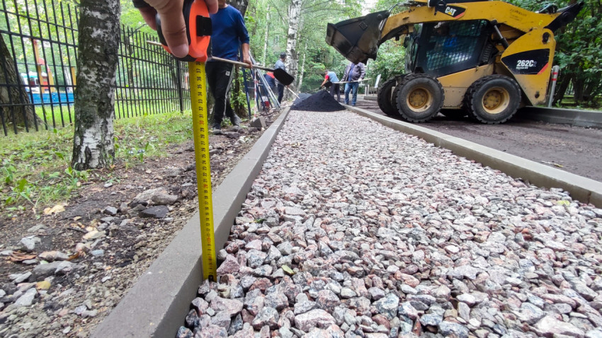 Измерение высоты щебёночного слоя перед укладкой асфальта