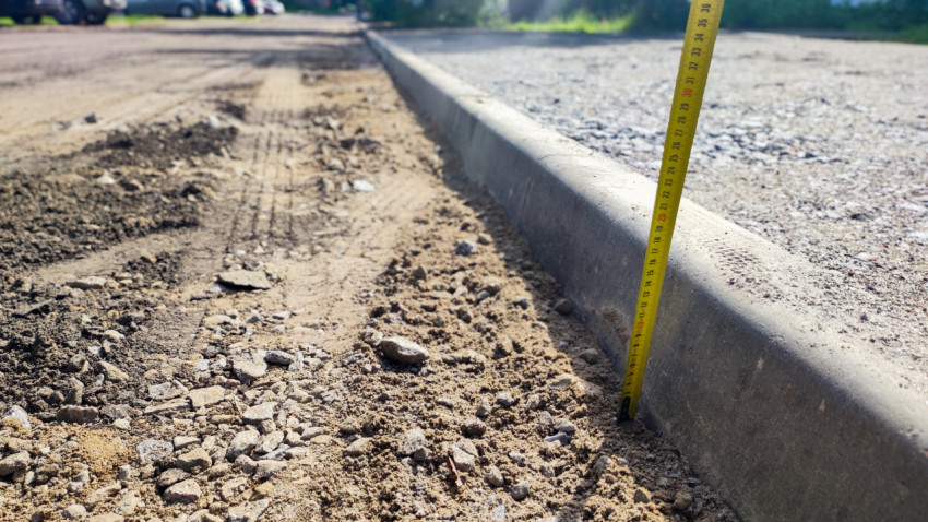 Измерение высоты бордюра на дороге