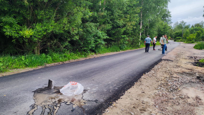 Новая асфальтированная дорога в сельской местности