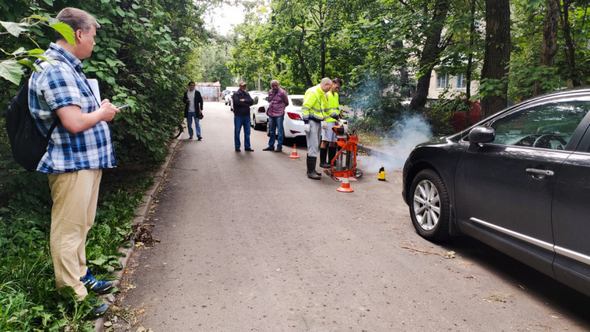 Специалисты отбирают пробы асфальта на дворовой дороге