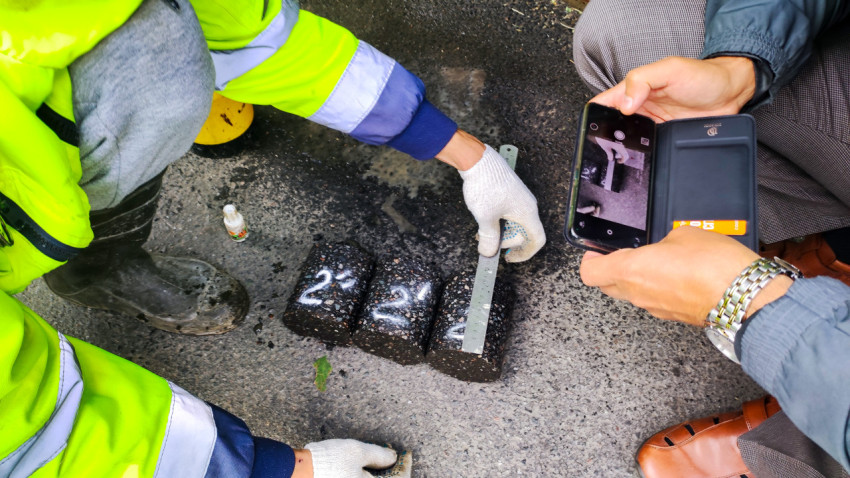 Замеры толщины кернов асфальта на месте отбора