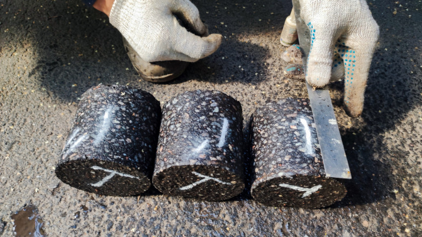 Измерение кернов асфальта металлической линейкой