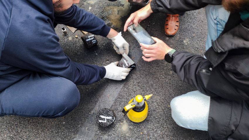 Измерение образца асфальта с фиксацией на смартфон