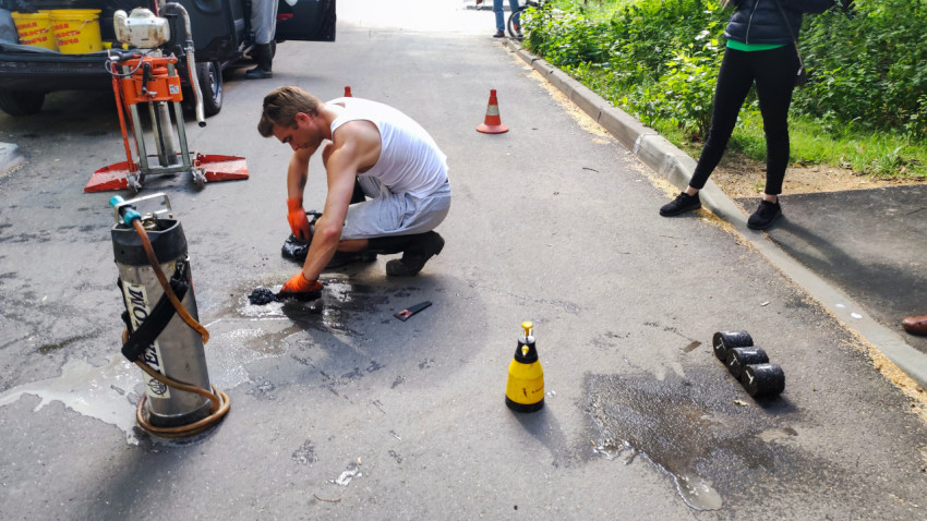 Специалист промывает и подготавливает керны асфальта для анализа