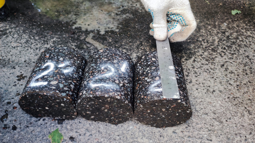 Керны асфальта с измерением толщины линейкой