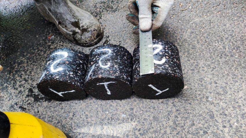 Измерение цилиндрических образцов асфальта на улице