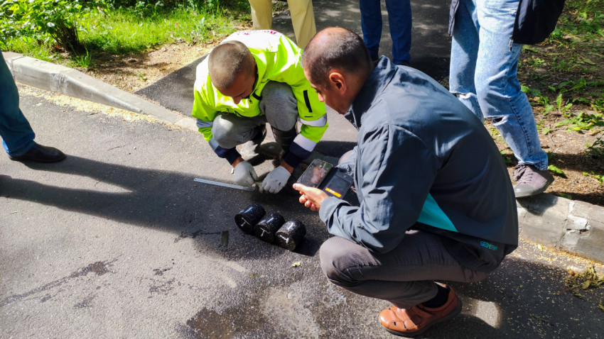 Специалисты проводят замеры кернов асфальта после отбора