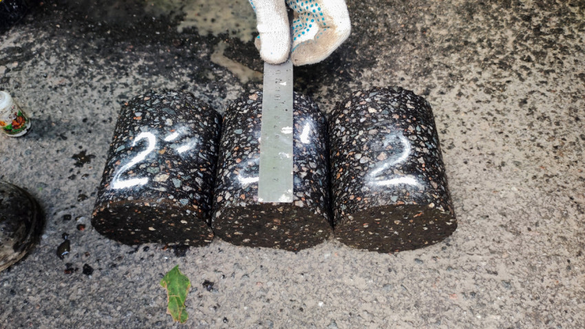 Измерение кернов асфальта на проезжей части