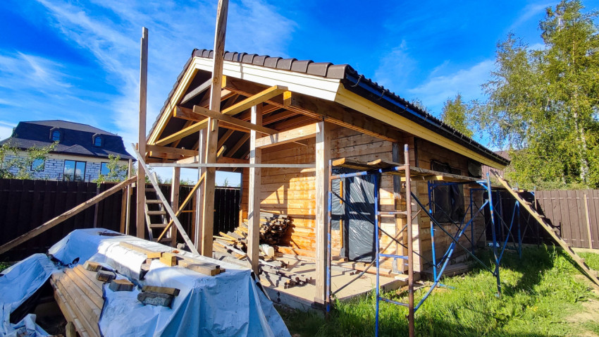 Деревянный дом на этапе монтажа крыши и внешней отделки
