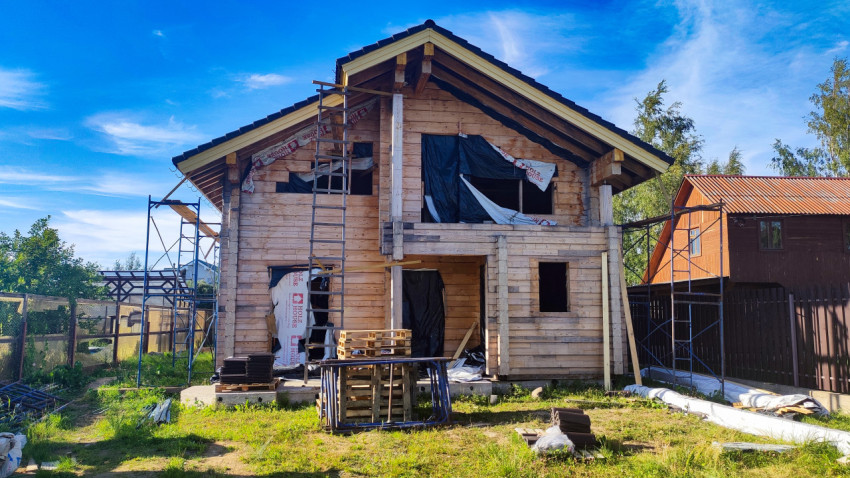 Деревянный дом в процессе строительства
