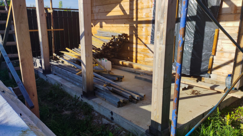 Хранение строительных материалов на площадке деревянного дома