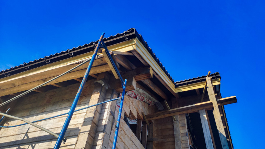 Монтаж стропильной системы на деревянном доме