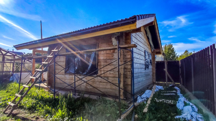 Деревянный дом в стадии отделочных работ