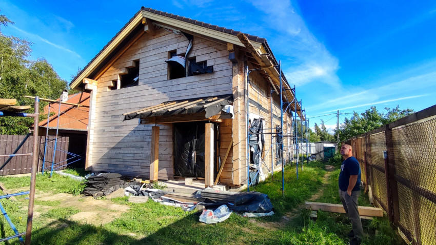 Двухэтажный деревянный дом в процессе строительства