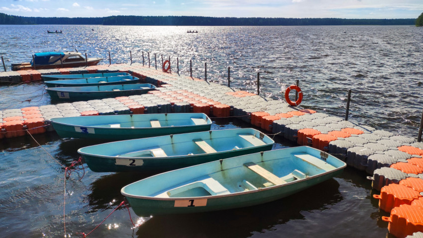 Номерные лодки на понтоне у озера