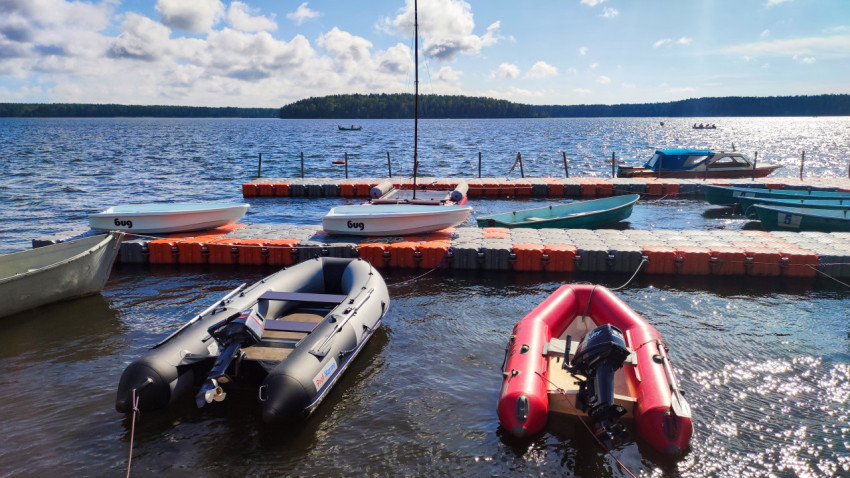 Надувные лодки у понтона на озере