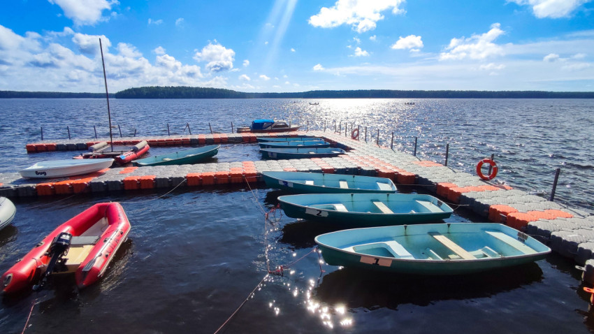 Гребные лодки у понтонного причала