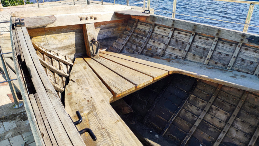 Носовая часть старой деревянной лодки