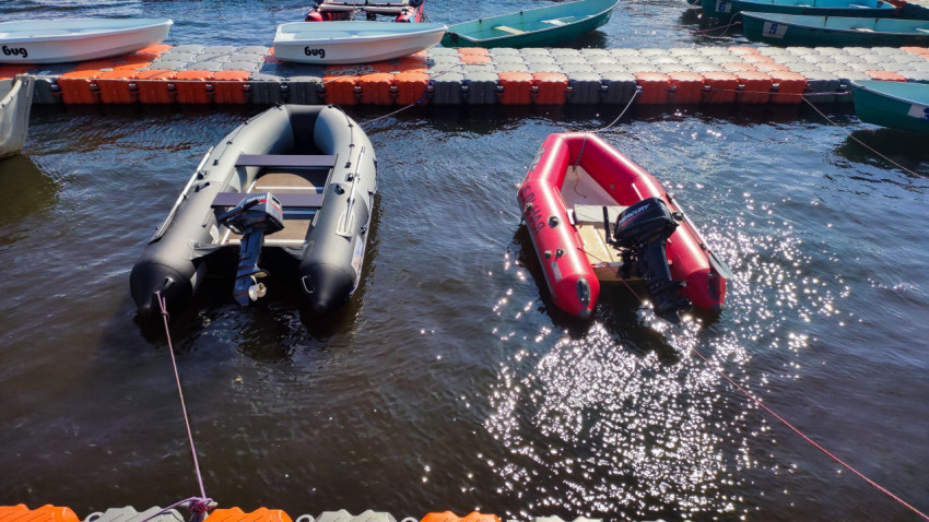 Моторные лодки на воде у понтона