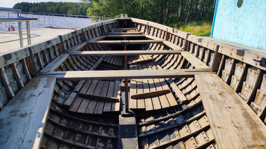 Внутренний вид деревянной лодки с сиденьями и настилом