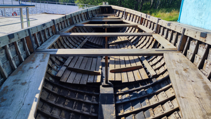 Деревянная лодка с поперечными скамьями и корпусом на заклёпках