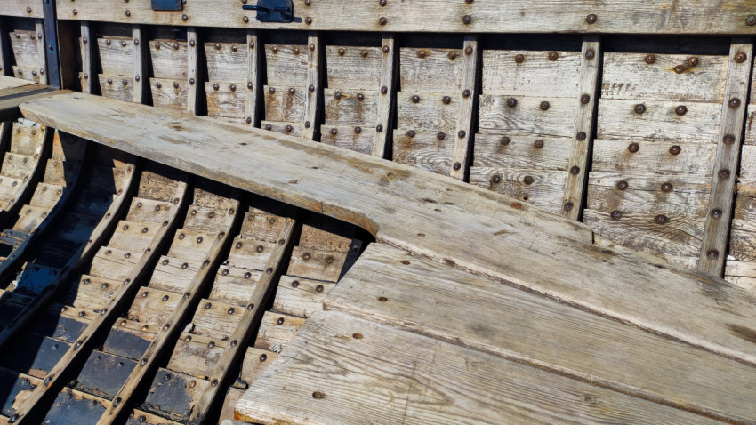 Внутренняя конструкция деревянной лодки с заклёпками