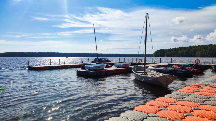 Причал с лодками и катамаранами на озере