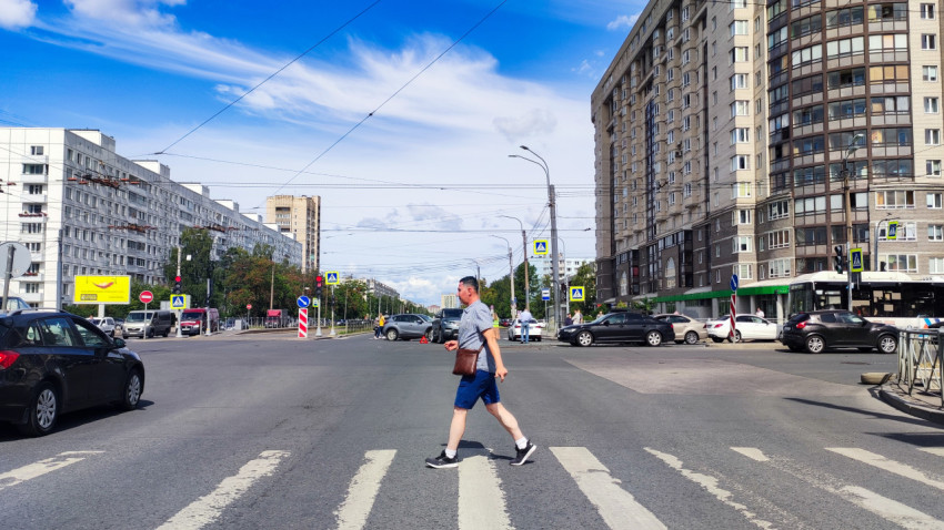 Пешеход на переходе через проспект Солидарности