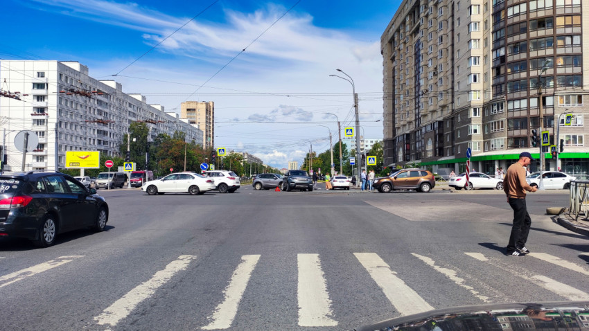 Авария на перекрестке с участием легковых автомобилей