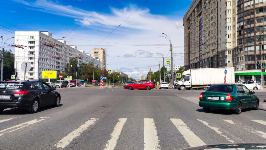 Красный автомобиль на перекрестке после ДТП