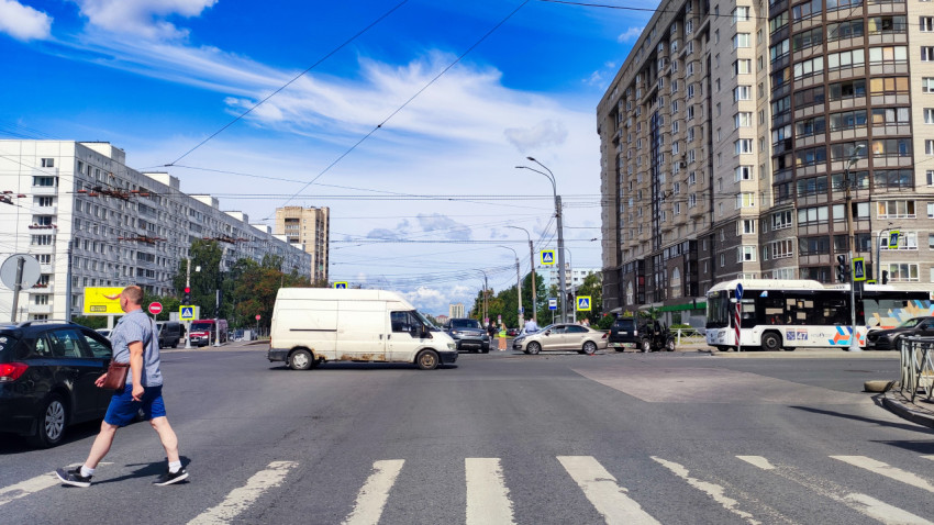Перекресток с пешеходами и общественным транспортом