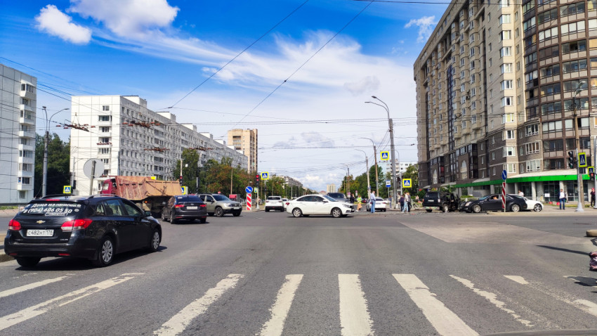 Перекрёсток с интенсивным движением на проспекте Солидарности