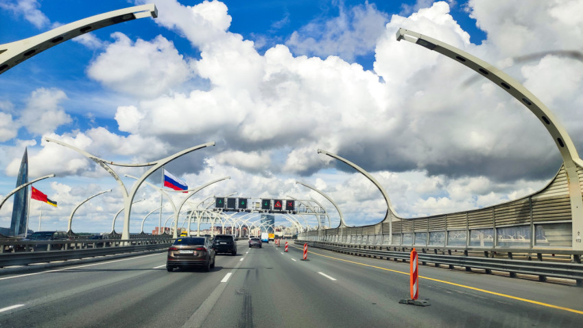 Автомобили на ЗСД и вид на Лахта-центр