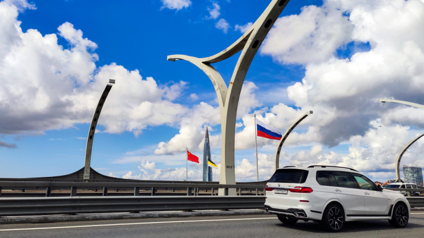 Автомобиль на ЗСД и панорама Лахта-центра