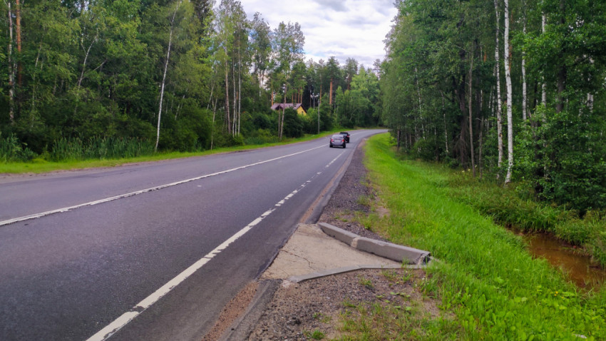 Загородная дорога с движущимися автомобилями