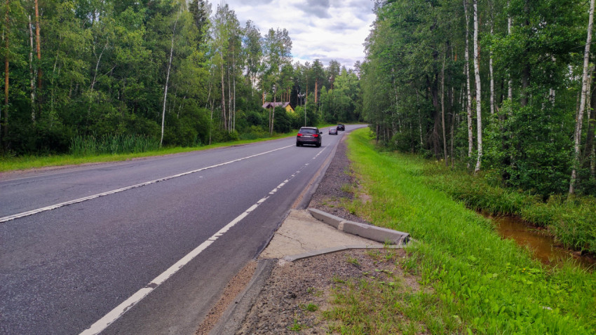 Загородная трасса с дорожной инфраструктурой