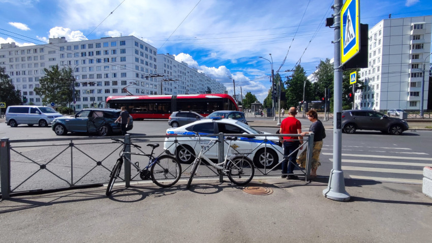 Поврежденный внедорожник после ДТП на городском перекрестке