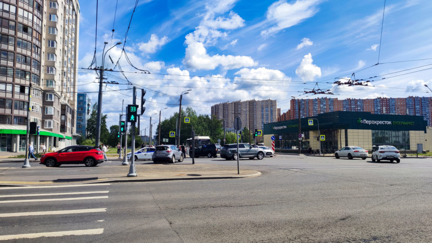 Перекресток с автомобилями и полицейским патрулем после аварии