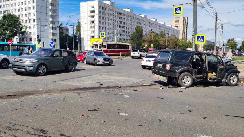 Серьезное столкновение внедорожников на перекрестке