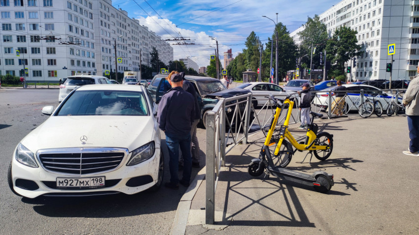 Поврежденный Mercedes и внедорожник после аварии