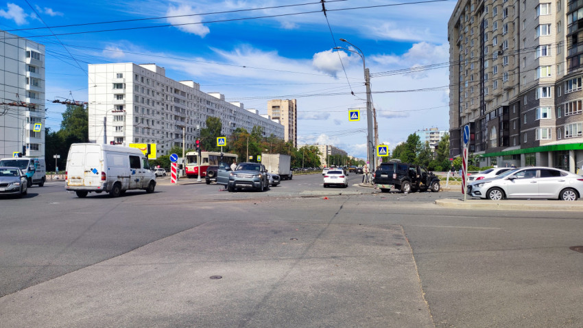 Перекресток с последствиями аварии и поврежденными автомобилями