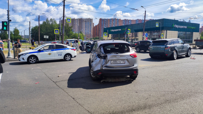 Поврежденный автомобиль Mazda после ДТП у супермаркета